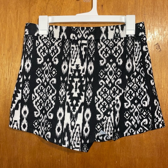 •ABOUT A GIRL•NWOT BLACK & WHITE ABSTRACT PATTERN SKORT SIZE LARGE - Picture 7 of 8